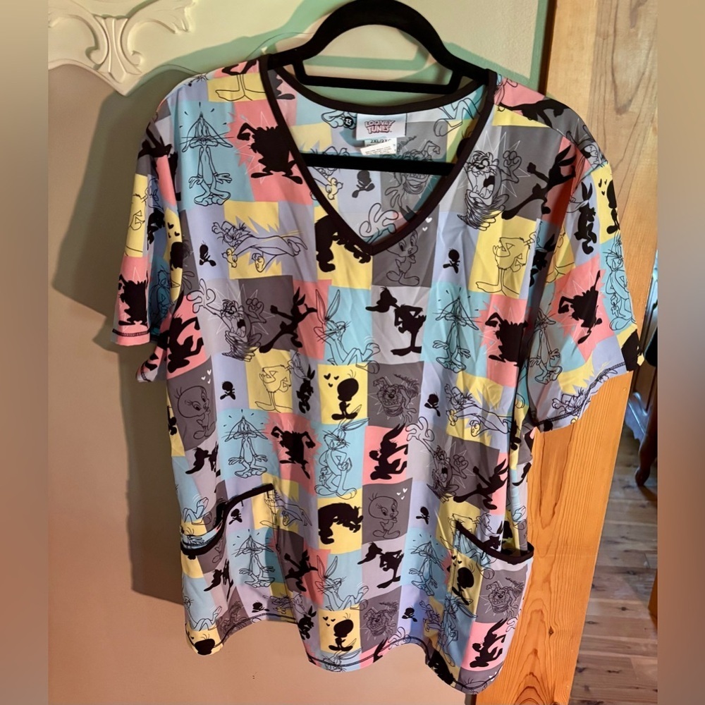 ⭐️Looney Tunes Women's Plus Size Lightweight V-Neck Scrub Top 2X⭐️